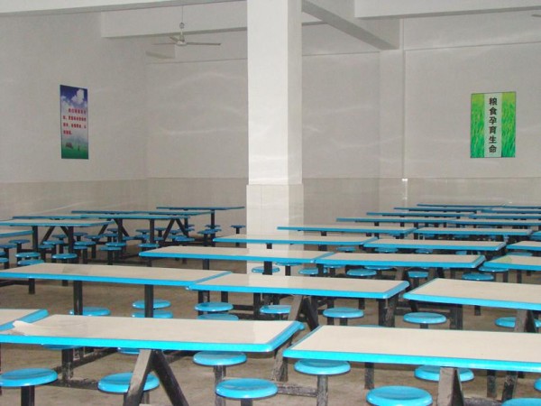 学校4号食堂安装隔墙板完工后图示4
